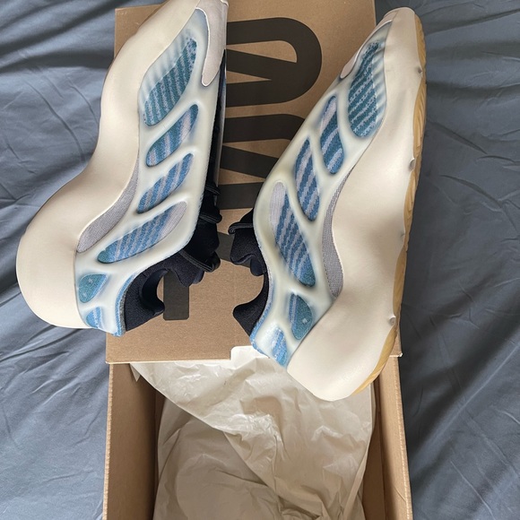 Yeezy 700 V3 kyanite - Picture 9 of 10